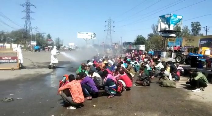 Migrants-being-sprayed-chemicals-UN