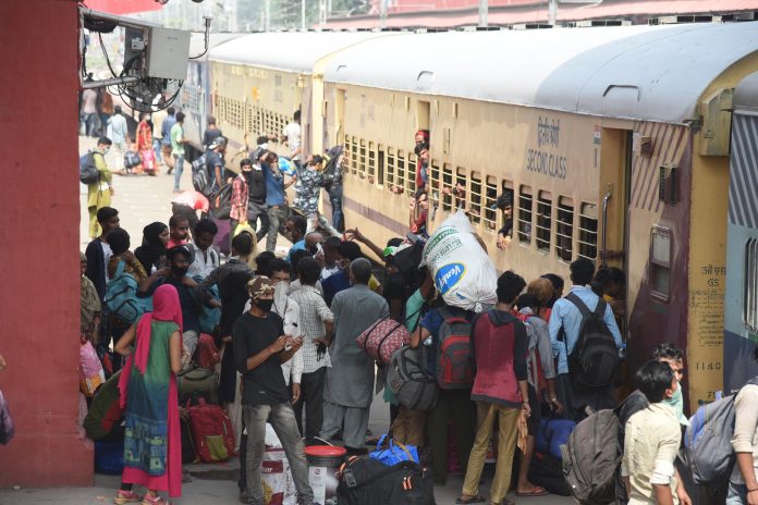 Migrants boarding, Bus, trains UNI (4) Migrants boarding, Bus, trains UNI (4)