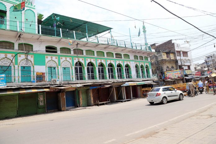 Mosque with loud speaker UNI (1)