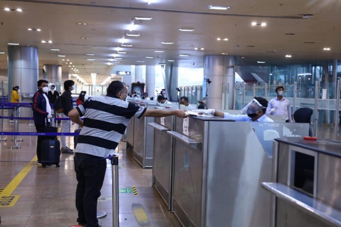 passengers at Airport UNI (1)