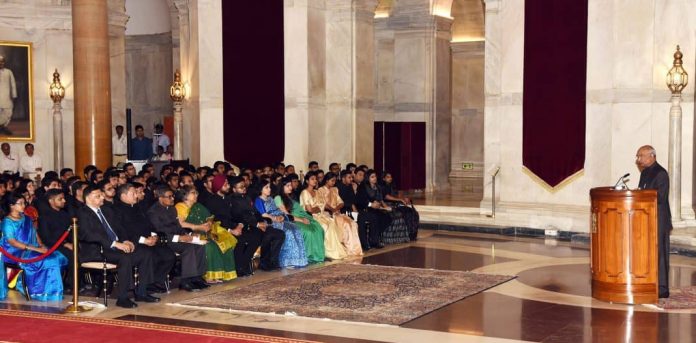 Civil-servants-with-president-of-India