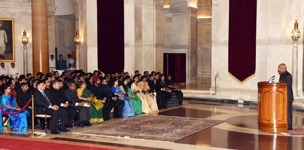 Civil-servants-with-president-of-India