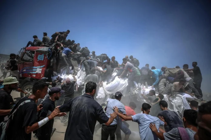 Image shows food relief truck with flour being besieged by starving Gazans.